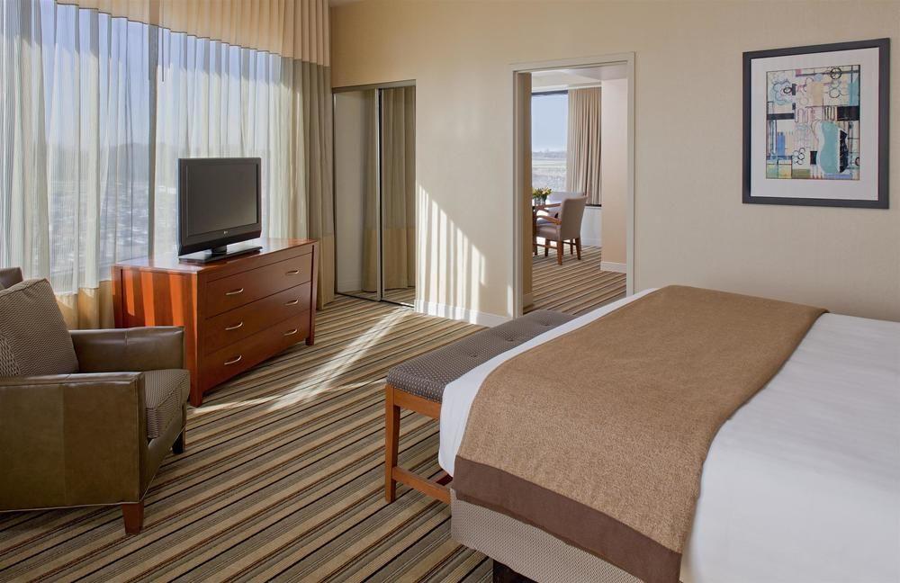 Hyatt Regency Pittsburgh International Airport Hotel 4*